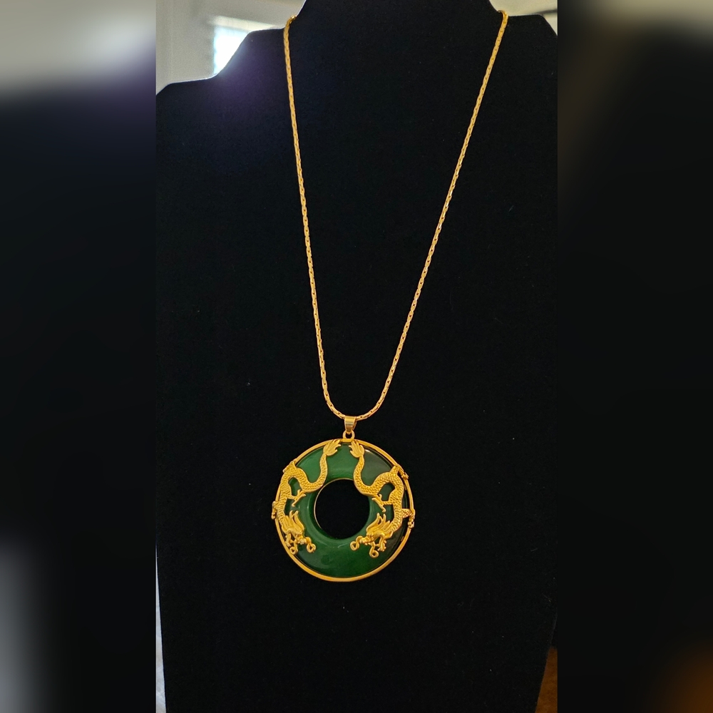 Elegant Green and Gold Pendant Necklace